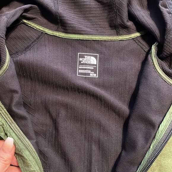 EUC - Men’s North Face Jacket - Picture 3 of 4